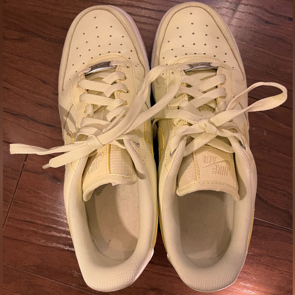 Bright yellow and white Nike Air Force 1 ‘07 Premium. Women’s size 7.5. - Picture 3 of 5